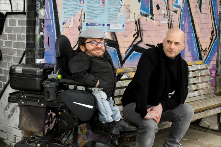 Raul_Krauthausen_Benjamin_Scharz_vor_Blau_C_David_Ausserhofer.jpg